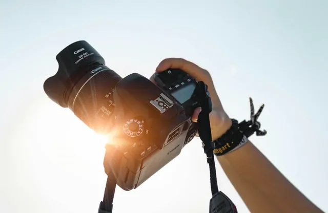 Fotógrafo operando uma câmera profissional