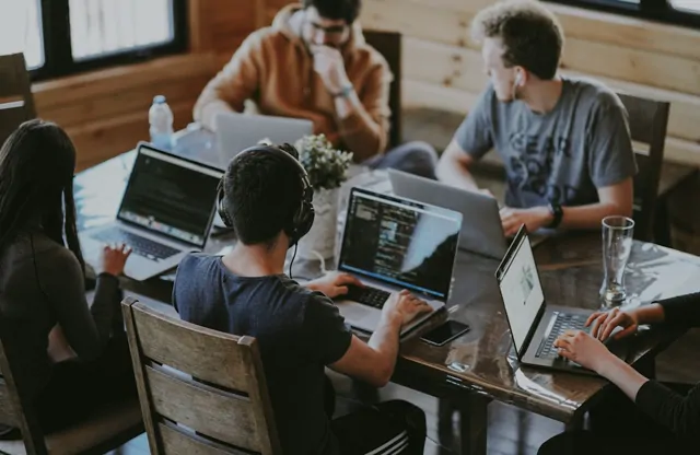 Equipe de desenvolvimento trabalhando em um projeto de website